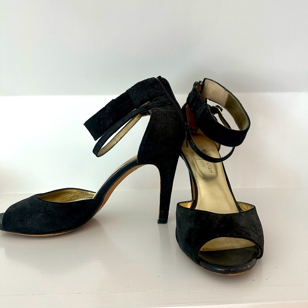 Black ankle strap heels, good condition. Size 7, comfortable to wear!